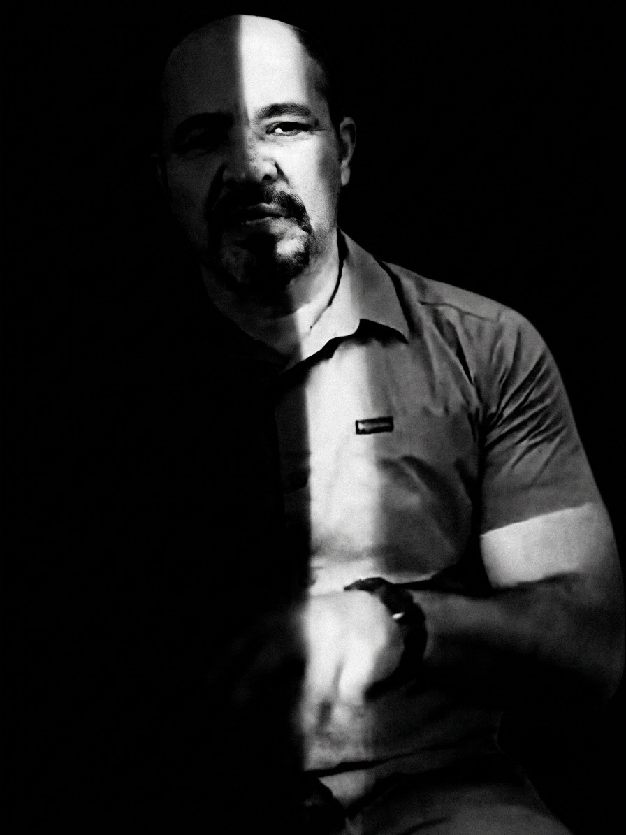Retrato en blanco y negro de Víctor Ayala con iluminación dividida
